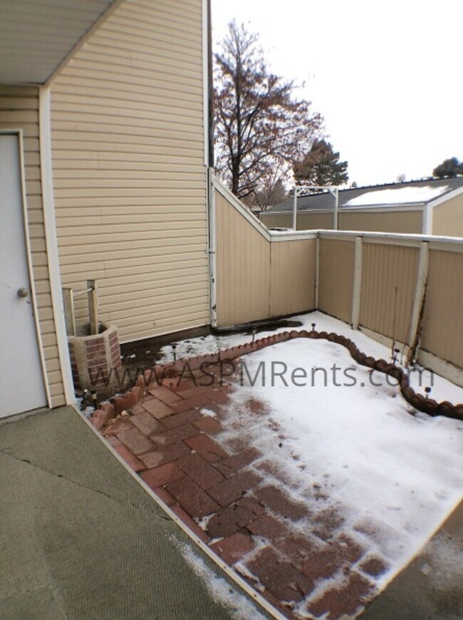 Building Photo - 1 bed, 1 bath, pool