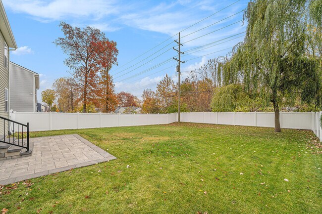 Building Photo - 33715 Birchlawn