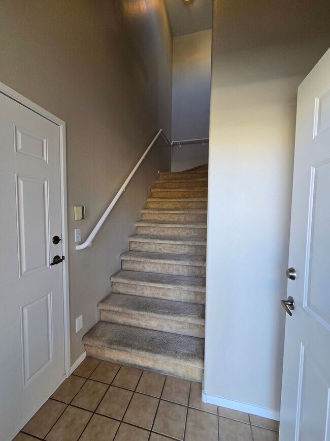 Building Photo - Awesome 2 bedroom 2 bath unit!