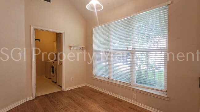 Building Photo - 329 Parkhurst Ln
