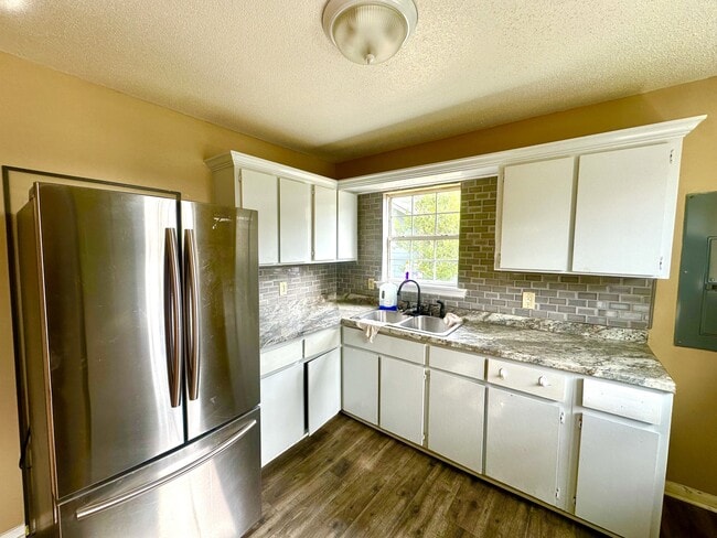 Building Photo - 606 E Adair St