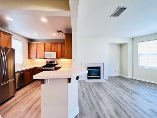 Building Photo - Beautiful 3BD/2.5BA Tri-Level Gallery Walk...