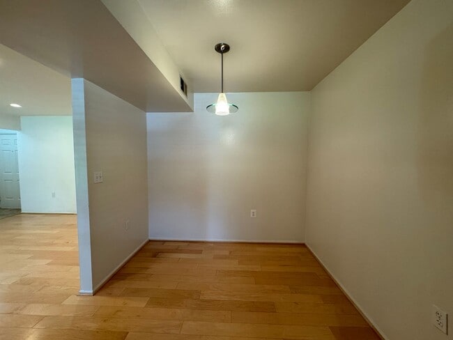 Building Photo - Sun-filled 1 Bed 1 Bath 1st Level Condo Wi...