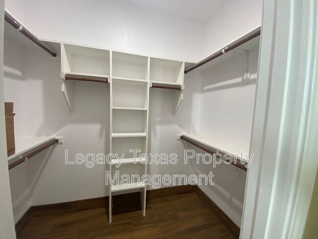 Building Photo - 105 Sabine Ave