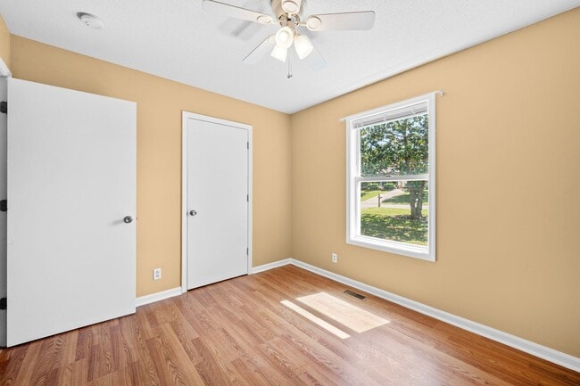 Building Photo - Charming Brick Ranch with Spacious Living Areas & Beautiful Bay Window Views!