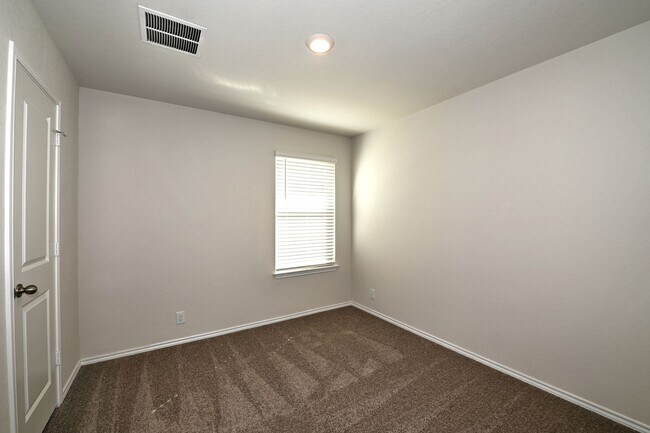 Building Photo - ONE STORY  |  3 BEDROOM  |  2 BATH  |  YAR...