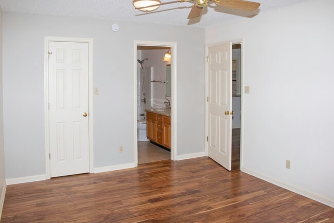 Building Photo - Updated 2BR 2.5BA Home w/ Lake Access • New Countertops • Patio in Farragut