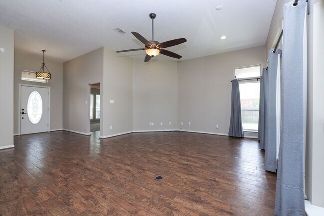 Building Photo - 105 Lawrence Marshall Dr