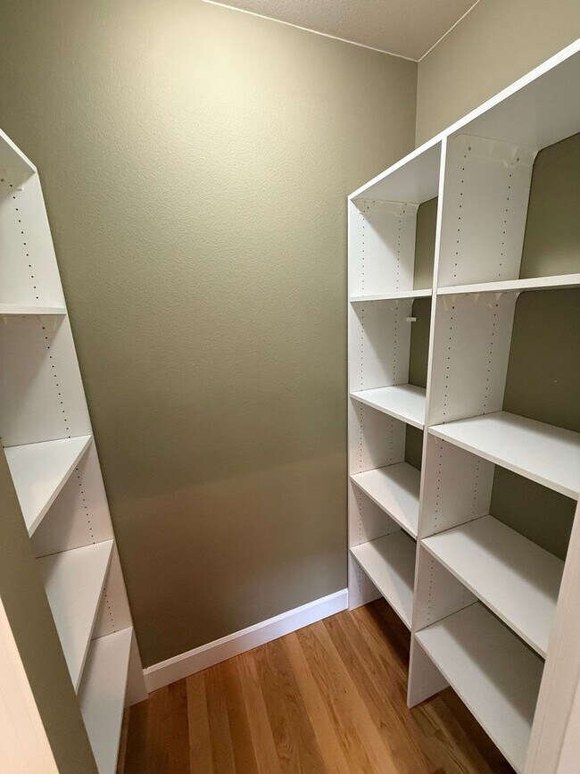 Building Photo - Stunning large 3 bedroom plus bonus rooms ...