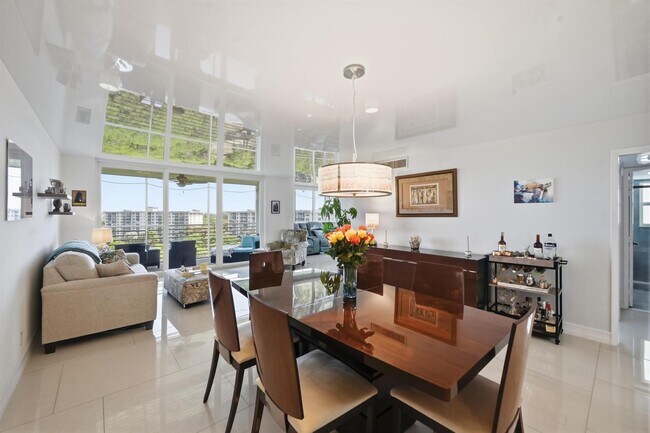 Building Photo - 4015 W Palm Aire Dr