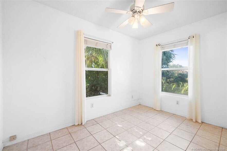 Building Photo - 3074 NE Loquat Ln
