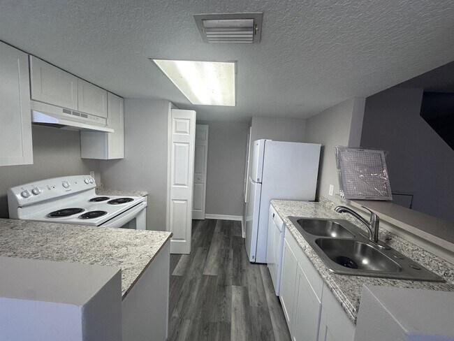 Building Photo - 2929 Fan Palm Dr