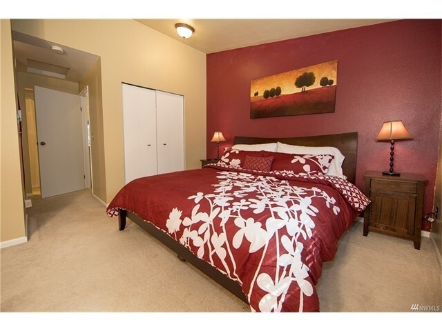 Building Photo - Beautiful Townhome 2 bedrooms and 2.5 bath...