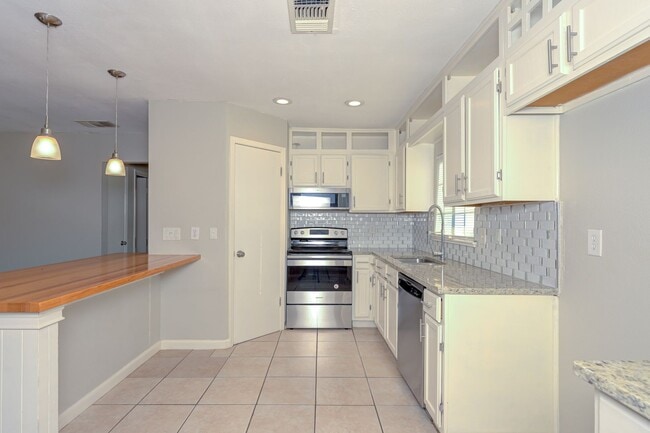 Building Photo - One Story Rental Home located near FM 78 and Walzem available for asap move in!