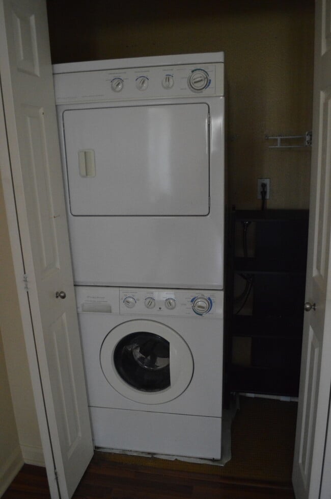 Building Photo - 1 Bedroom Condo in Mission Hills