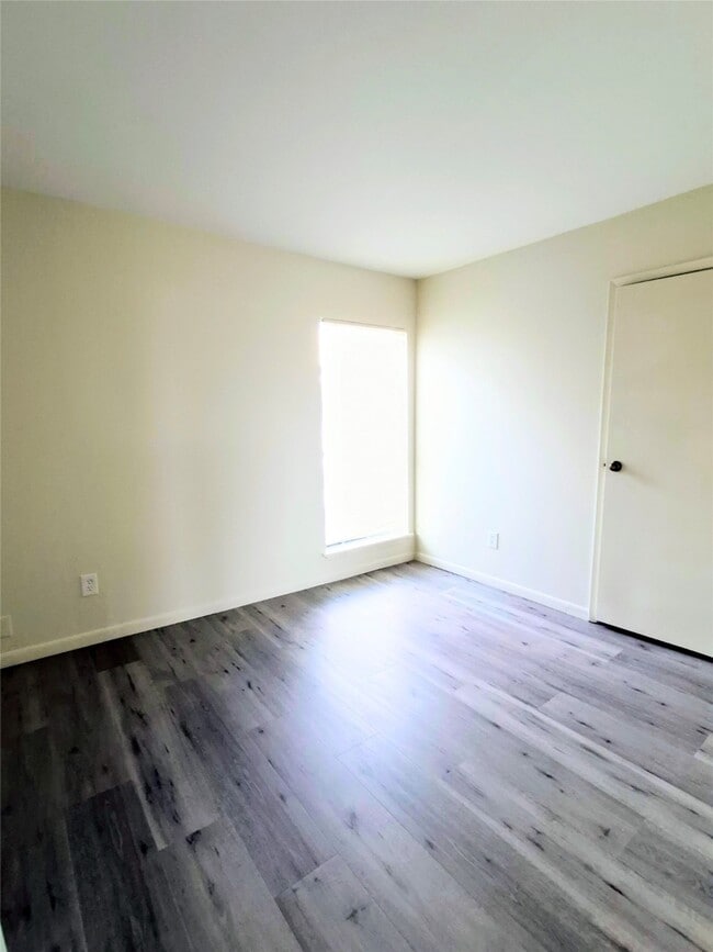 Building Photo - 500 Tiki Dr