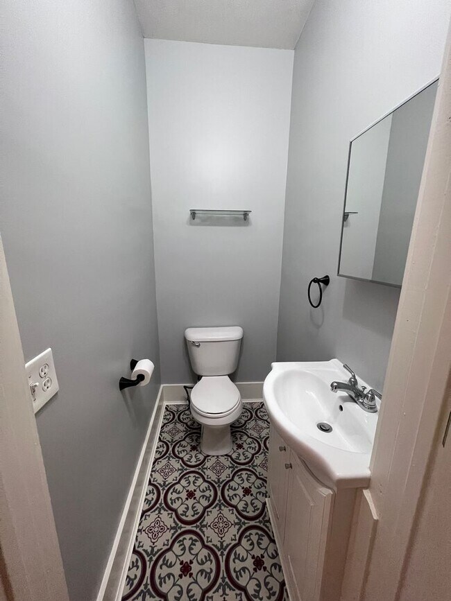 Building Photo - Recently Remolded Single Family Home within Blocks of Downtown Grand Rapids!