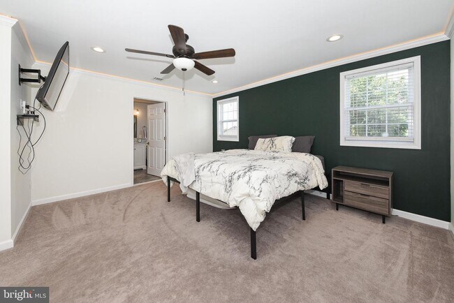 Building Photo - 127 Lark Dr