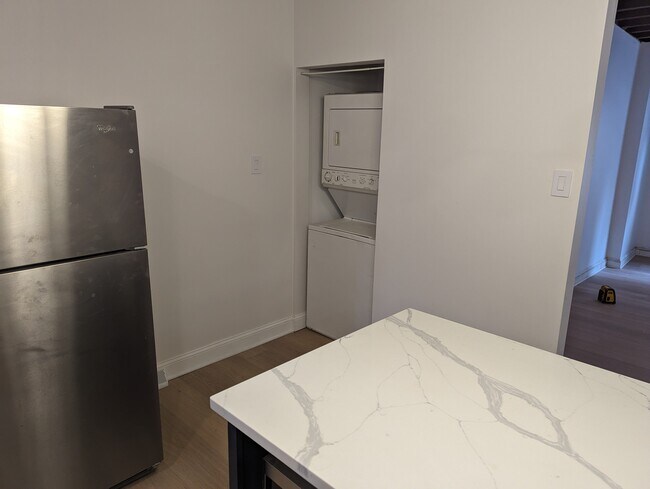 Building Photo - 615 E Thompson St