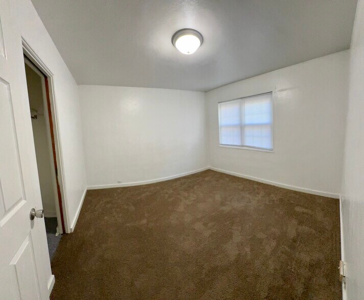 Building Photo - 825 N Raynor Ave