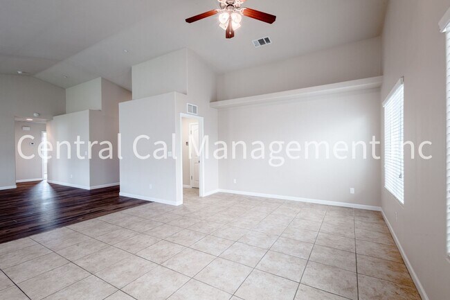 Building Photo - 4 Bedroom/2 Bath Home in the Northwest - $2595 Per Month!