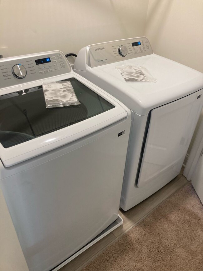 Building Photo - Immaculate End Unit Townhome in Research Triangle Park