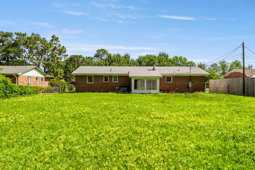 Huge Backyard - 513 Mohican Trl