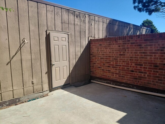 Building Photo - 2111 Chatalet Ln