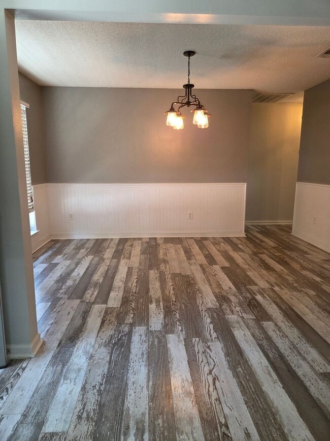 Building Photo - 3 Bedroom 2 bath fenced back yard in a quiet neighborhood!!