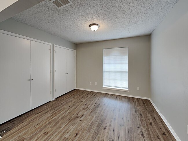 Building Photo - Coming Soon! 3 BR/2BA | Newly Renovated Single Family Home | Fenced backyard | In Mesquite