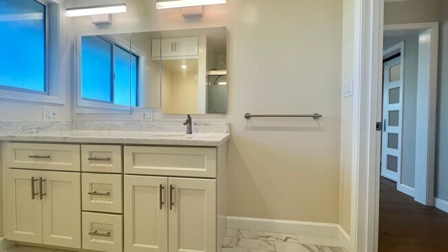 Building Photo - Modern Style and Sophistication, 1-Bed, 1-Bath Living at Hillside in Albany