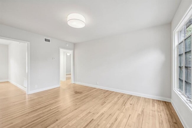 Building Photo - 3010 Windsor Rd