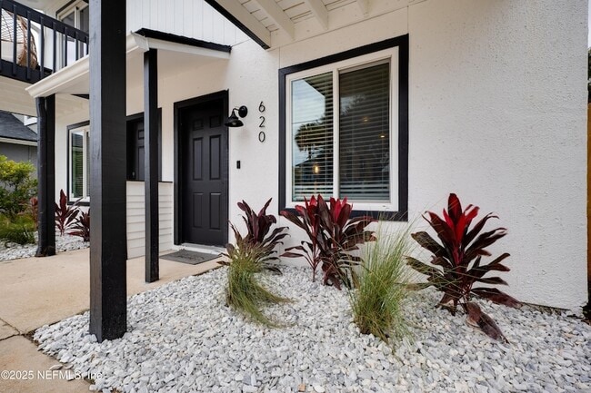 Building Photo - 620 6th Ave S