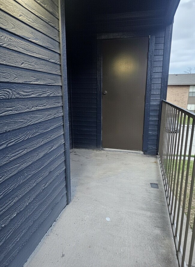 Building Photo - 13480 S Thorntree Dr