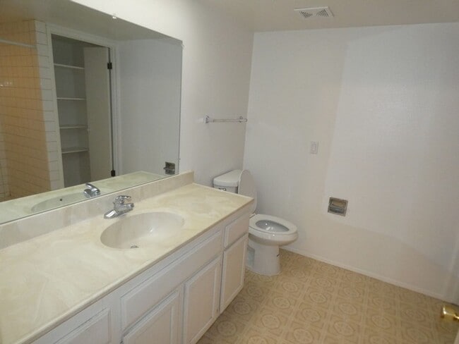 Building Photo - Cozy 2 bedroom 2 bath House in Central Loc...
