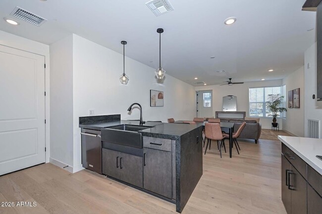 Building Photo - 11300 N Casa Dega Dr