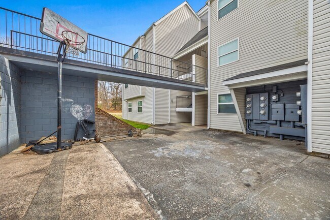 Building Photo - Convenient 1 Bedroom, 1 Bath first-floor condo located in Pawtuckett on the Green near the airpor...