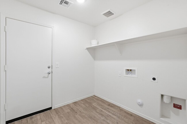 Building Photo - 4bedroom 2 bath single family home!