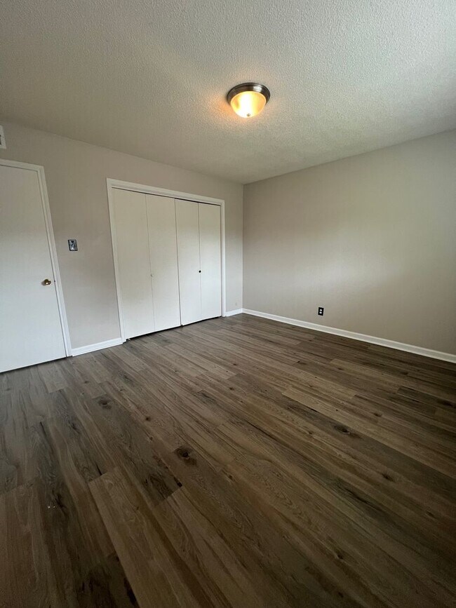 Building Photo - 1 Bed / 1 Bath Apartment