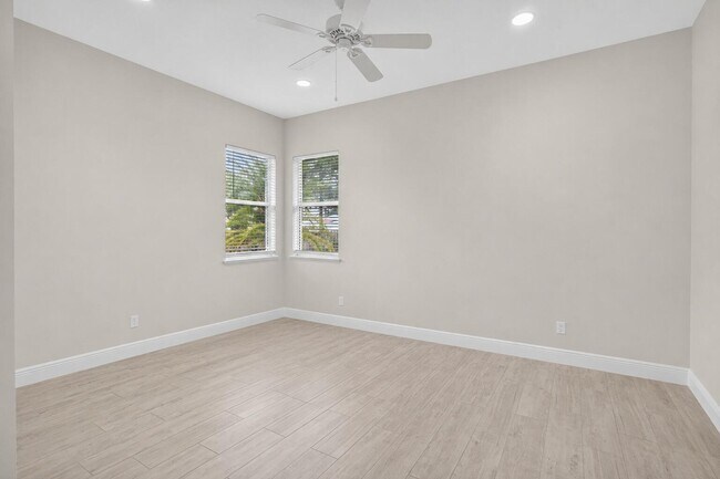 Building Photo - 1571 SW Hunnicut Ave
