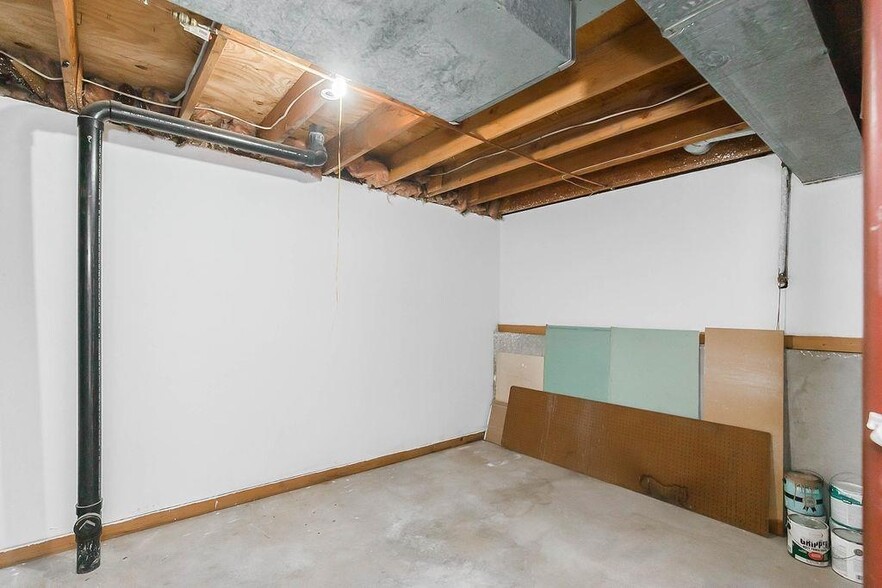 Building Photo - 1425 Martway Cir