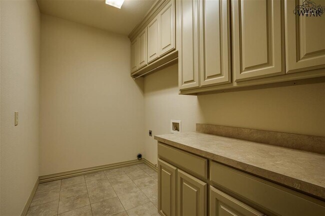 Building Photo - 8 Maplewood Ct