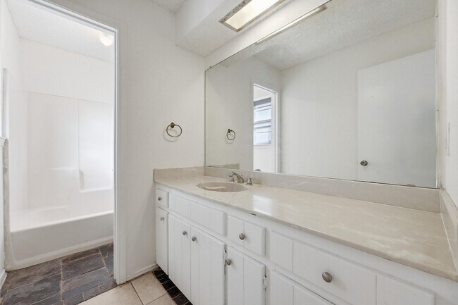 Building Photo - Charming 3-bedroom, 2-bathroom home in Glenn Heights, TX