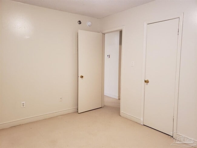 Building Photo - 1250 Lake Dr
