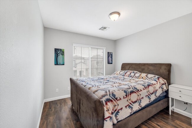 Building Photo - Great location 3 bedrooms 2 1/2 bath, community pool, St. Rose pkwy and Spencer