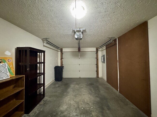 Building Photo - 101 Pinewood Dr