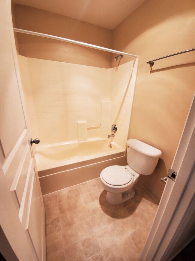 Building Photo - Beautiful Condo in Gilham