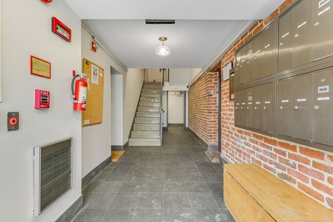 Building Photo - Bloomingdale or Bust