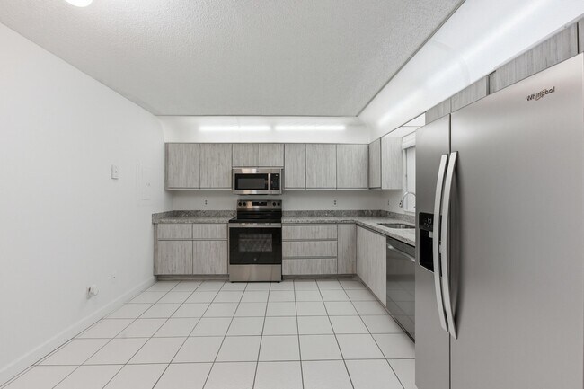 Building Photo - 9633 Riverside Dr