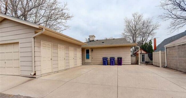 Building Photo - West Highlands Garden Level  2-bedroom 1-b...